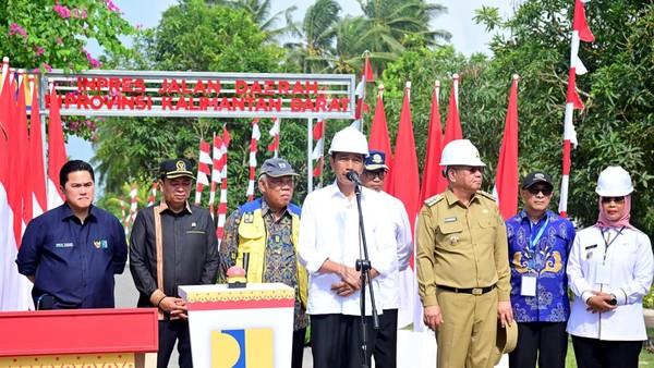 Presiden Jokowi meresmikan 24 ruas jalan di Kabupaten Mempawah, Kalimantan Barat. (Muchlis Jr/Biro Pers Sekretariat Presiden)