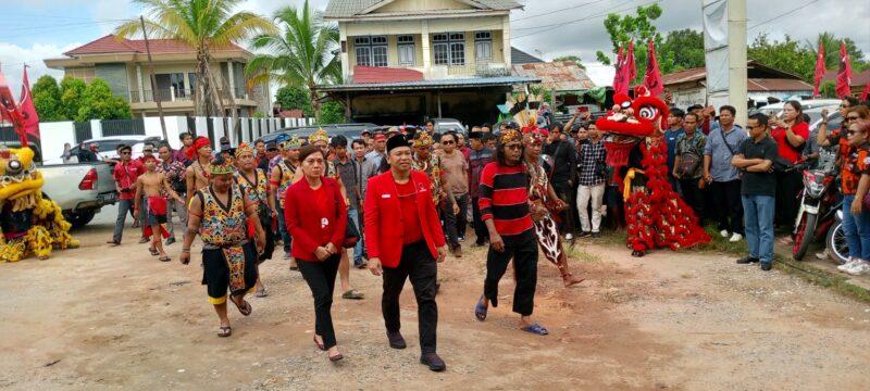 Yoseph Fery Chin Resmi Kembalikan Formulir Pendaftaran ke Tiga Parpol 
Melawi DNID Kalbar-Yoseph Fery Chin kembalikan formulir pendaftaran Bakal Calon (Balon) Wakil Bupati Melawi di tiga parpol salah satunya DPC PDIP