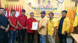 Malin didampingi kader PDIP menyerahkan formulir pendaftaran ke panitia penjaringan calon bupati dan wakil bupati DPD Partai Golkar 