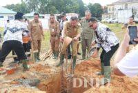 Peletakan batu pertama oleh Bupati Melawi H. Dadi Sunarya UY didampingi Kepala Disdikbud Melawi Yussenno serta jajaran pengurus PGRI.