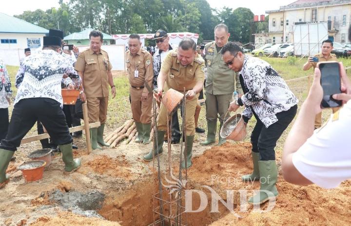 Peletakan batu pertama oleh Bupati Melawi H. Dadi Sunarya UY didampingi Kepala Disdikbud Melawi Yussenno serta jajaran pengurus PGRI.