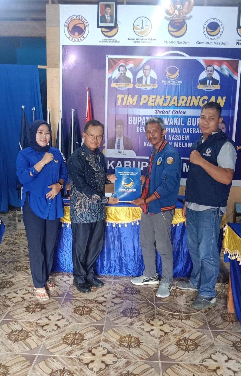 Panji  mengembalikan berkas formulir pendaftaran bakal calon (Balon) Bupati Melawi periode 2019-2024, kepada Panitia Penjaringan Bakal Calon Kepala Daerah (Bacakada) 2024 di Sekretariat DPD Partai Nasdem Melawi