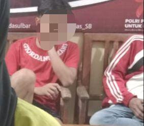 Tersangka SK (38) saat diamankan personil Polsek Kalukku 