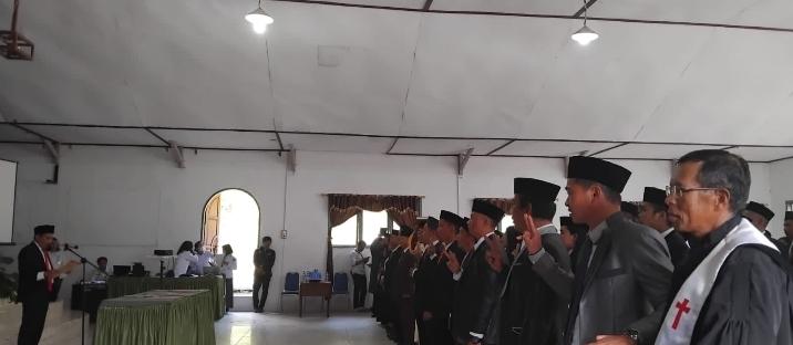 KPU Mamasa saat melantik PPK