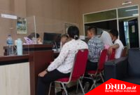 Teks foto: Direktur LBH Medan, Irvan Sahputra mendampingi Eva Meliani saat membuat laporan ke Mapolda Sumut, Senin (8/7/2024).(ist)