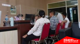 Teks foto: Direktur LBH Medan, Irvan Sahputra mendampingi Eva Meliani saat membuat laporan ke Mapolda Sumut, Senin (8/7/2024).(ist)