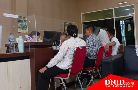 Teks foto: Direktur LBH Medan, Irvan Sahputra mendampingi Eva Meliani saat membuat laporan ke Mapolda Sumut, Senin (8/7/2024).(ist)