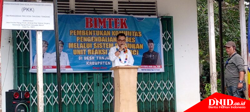 Sekdakab Melawi, Paulus, membuka secara resmi Bimtek Komunitas Pengendalian Rabies Melalui Sistem Pelaporan Unit Reaksi Cepat (URC).