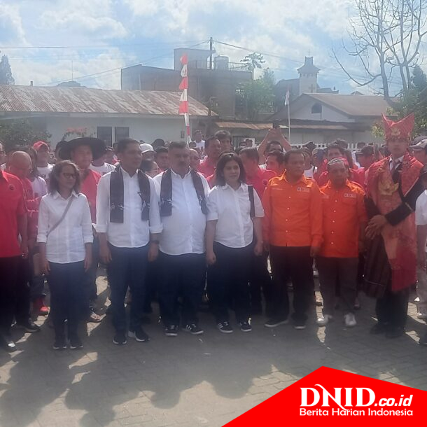 Ket foto: pasangan abetnego tarigan dan edy suranta bukit bersama parpol pendukung saat tiba di kantor KPU karo.(julius)