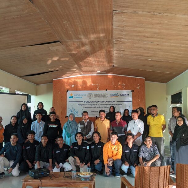 Focus Discussion Group (FGD) tim Pengabdian Masyarakat ITB dengan masyarakat Desa Simbang.