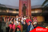 Ket foto: Pasangan calon bupati dan wakil bupati ABDI berfoto bersama masyarakat di museum pahlawan nasional djamin Ginting.(yus)