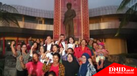 Ket foto: Pasangan calon bupati dan wakil bupati ABDI berfoto bersama masyarakat di museum pahlawan nasional djamin Ginting.(yus)