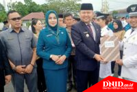 Bupati Melawi, H. Dadi Sunarya Usfa Yursa melakukan pengukuhan dan menyerahkan surat keputusan (SK) perpanjangan masa jabatan 168 kepala desa (Kades) se kabupaten Melawi. (Ist)