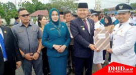 Bupati Melawi, H. Dadi Sunarya Usfa Yursa melakukan pengukuhan dan menyerahkan surat keputusan (SK) perpanjangan masa jabatan 168 kepala desa (Kades) se kabupaten Melawi. (Ist)