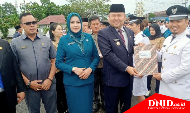 Bupati Melawi, H. Dadi Sunarya Usfa Yursa melakukan pengukuhan dan menyerahkan surat keputusan (SK) perpanjangan masa jabatan 168 kepala desa (Kades) se kabupaten Melawi. (Ist)