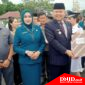 Bupati Melawi, H. Dadi Sunarya Usfa Yursa melakukan pengukuhan dan menyerahkan surat keputusan (SK) perpanjangan masa jabatan 168 kepala desa (Kades) se kabupaten Melawi. (Ist)