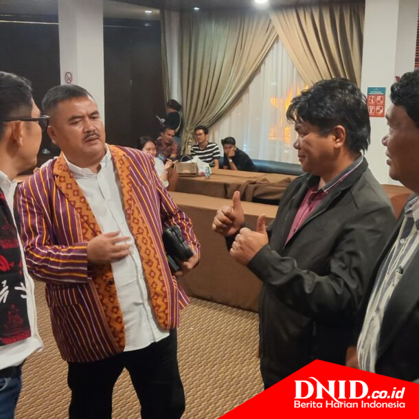 Ker foto : pasangan ABDY bakal calon bupati berbincang bersama ketua modramen Pdt Krismas Imanta Barus.(ius) 