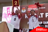 Ket foto : pasangan calon antonius dan komando saat memegang nomor urut dua.(ius)