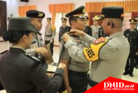 Kapolres Melawi AKBP Muhammad Syafi’i menyematkan secara langsung kenaikan pangkat Kasat Reskrim Polres Melawi AKP Joni.(Ist,dok)