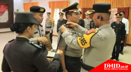 Kapolres Melawi AKBP Muhammad Syafi’i menyematkan secara langsung kenaikan pangkat Kasat Reskrim Polres Melawi AKP Joni.(Ist,dok)