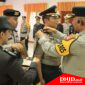 Kapolres Melawi AKBP Muhammad Syafi’i menyematkan secara langsung kenaikan pangkat Kasat Reskrim Polres Melawi AKP Joni.(Ist,dok)