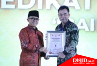 Sekdakab Melawi Drs Paulus saat menerima penghargaan dari Kemenpan RB atas prestasi Pemerintah Kabupaten Melawi dalam Akuntabilitas Kinerja Tahun 2024 di Jakarta Selatan, Rabu (2/10). (Ist,dok)