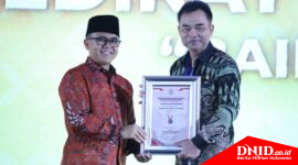 Sekdakab Melawi Drs Paulus saat menerima penghargaan dari Kemenpan RB atas prestasi Pemerintah Kabupaten Melawi dalam Akuntabilitas Kinerja Tahun 2024 di Jakarta Selatan, Rabu (2/10). (Ist,dok)