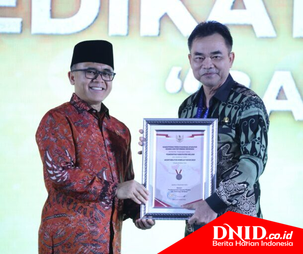 Sekdakab Melawi Drs Paulus saat menerima penghargaan dari Kemenpan RB atas prestasi Pemerintah Kabupaten Melawi dalam Akuntabilitas Kinerja Tahun 2024 di Jakarta Selatan, Rabu (2/10). (Ist,dok)