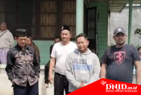 Ket foto : Rombongan DPC GRIB Kabupaten Karo disambut keluarga sekeluarga Aris selaku korban rumah terbakar di Jalan Sudirman Kabanjahe ketika menyerahkan bantuan.(ius)