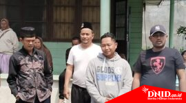 Ket foto : Rombongan DPC GRIB Kabupaten Karo disambut keluarga sekeluarga Aris selaku korban rumah terbakar di Jalan Sudirman Kabanjahe ketika menyerahkan bantuan.(ius)