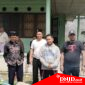 Ket foto : Rombongan DPC GRIB Kabupaten Karo disambut keluarga sekeluarga Aris selaku korban rumah terbakar di Jalan Sudirman Kabanjahe ketika menyerahkan bantuan.(ius)