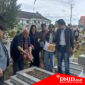 Ket foto : Barata Brahmana saat tabur bunga di dampingi raja ginting dan anggota MKBI lainnya.(ius)