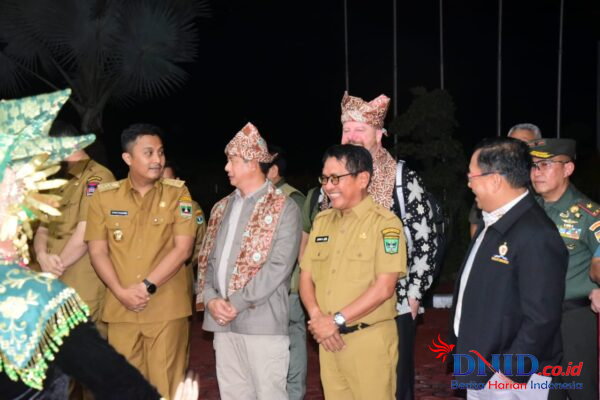 Dari Kiri: Wakil Gubernur Sumatera Barat, Vasko Ruseimy, Kepala Badan Nasional Penanggulangan Bencana (BNPB), Letnan Jenderal TNI Suharyanto, Bupati Padang Pariaman, John Kenedy Azis