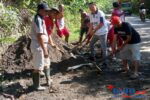 Cegah Kecelakaan, Polsek Belimbing Bersama Warga dan Pemdes Labang Tambal Jalan Berlubang