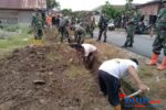 Cegah Pendangkalan, TNI AD Dan Warga Bersihkan Saluran Drainase