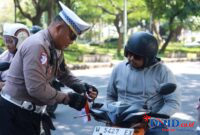 Satlantas Polres Gresik bagi bendera dan pin merah putih