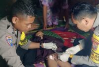 Kapolsek Lore Utara Iptu Jefri Hendrik Tania pimpin langsung sunatan massal untuk anak-anak Desa Watumaeta. (Foto:Polsek Lore Utara) 