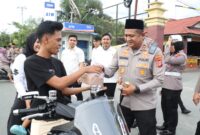 Kapolres Parigi Moutong AKBP Dr. Hendrawan bagikan ratusan paket takjil kepada pengguna jalan dan warga di Jalan Trans Sulawesi. (Foto:Humas Polres Parigi Moutong) 